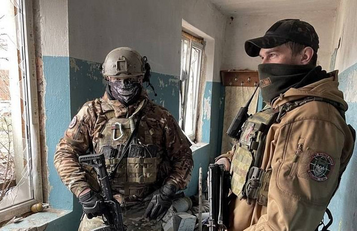 Tuy nhiên, để phòng bị quân Ukraine phản công, lính đánh thuê Wagner tại Bakhmut đã hết sức chú trọng củng cố các vị trí đã chiếm được. Sau khi tràn ngập được vị trí nào, lính Wagner ngay lập tức xây dựng các trận địa phòng ngự vững chắc; đồng thời tăng cường vũ khí hạng nặng như xe tăng và pháo binh cho nhiệm vụ này.