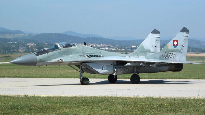 Trước hết, bản thân tính năng của máy bay chiến đấu MiG-29 kém hơn so với dòng máy bay chiến đấu Su-27; Liên Xô đã phát triển dòng máy bay chiến đấu thế hệ thứ 4 MiG-29 để bổ sung cho Su-27. Theo ý tưởng thiết kế này, tính năng toàn diện của tiêm kích MiG-29 thua kém nhiều Su-27.