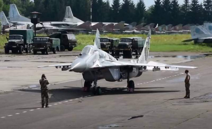 Nay Ba Lan và Slovakia đã phá vỡ tiền lệ không viện trợ máy bay chiến đấu cho Ukraine, đây là một điều có ý nghĩa chính trị to lớn. Và không thể loại trừ NATO cũng sẽ áp dụng con đường tương tự trong việc viện trợ máy bay chiến đấu. Đầu tiên giúp Ukraine với các thiết bị lạc hậu do Liên Xô sản xuất, và sau đó Mỹ, Đức và Anh hỗ trợ họ các thiết bị tiên tiến của phương Tây.