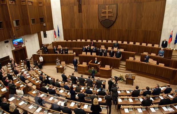 Tiếp đến vào ngày 17/3, Thủ tướng Slovakia, ông Eduard Heger đã tuyên bố trên mạng xã hội rằng, Slovakia sẽ hỗ trợ Ukraine 13 máy bay chiến đấu MiG-29; nhưng ông không nói rõ khi nào những máy bay chiến đấu này sẽ được bàn giao.