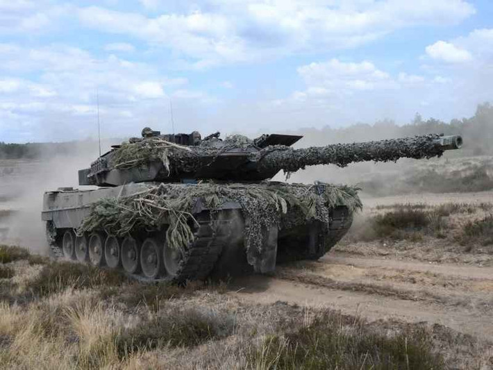 Ba Lan và các quốc gia khác lần đầu tiên cung cấp cho Ukraine một số lượng lớn xe tăng do Liên Xô sản xuất vào năm ngoái, sau đó Mỹ, Đức, Anh và các quốc gia khác đã cung cấp cho họ xe tăng Leopard-2 và Abrams M1A2.