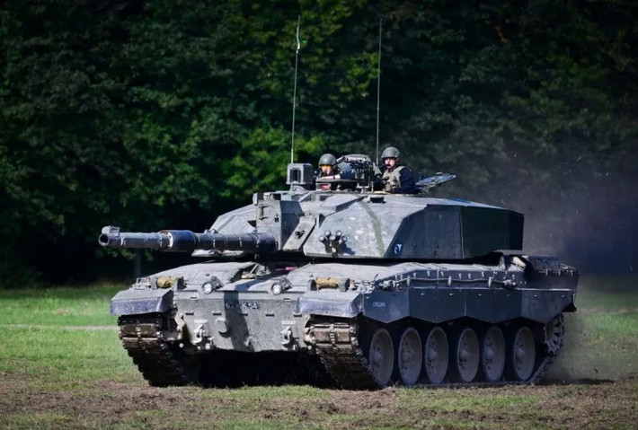 Theo Crawford, Ukraine cũng có thể chưa sử dụng xe tăng Challenger 2, do yêu cầu cao đối với hoạt động của chúng. Ngoài ra, London không bao giờ có ý định chuyển thêm những chiếc Challenger 2 đến Kiev. Gần đây, truyền thông Anh đưa tin, nước này đã loại biên hơn 40 xe tăng Challenger 2, nhưng không có ý định viện trợ cho Ukraine.