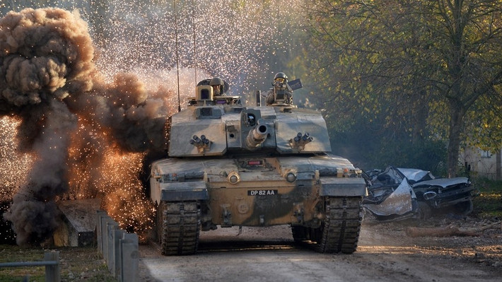 Còn theo trang Bulgarian Military cho biết, xe tăng Challenger-2 đã lạc hậu và chi phí sửa chữa, bảo dưỡng quá cao. Sau khi xuất hiện vào năm 1998, Challenger 2 đã không nhận được nâng cấp lớn nào. Vì vậy, bây giờ quân đội Anh có ý định thay thế hoặc nâng cấp xe tăng.