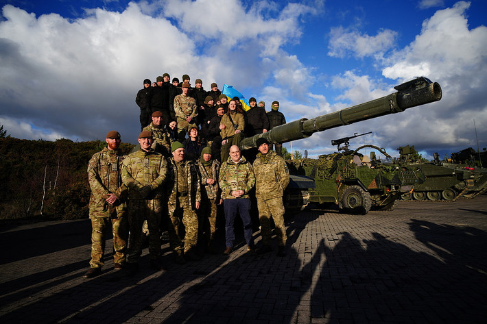 Trong khi đó tờ Daily Mail của Anh thì cho biết, việc London viện trợ 14 chiếc xe tăng Challenger 2 cho Ukraine chỉ là việc làm “quảng bá hình ảnh”. Bộ trưởng Quốc phòng Ukraine Oleksiy Reznikov từng ca ngợi, xe tăng Challenger 2 là "vũ khí tuyệt vời", nhưng vẫn chưa thấy nó tham chiến. Mặc dù đã có những đoạn video về đoàn tăng Challenger 2 trên mạng xã hội.