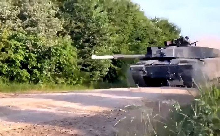Trước đó theo một số thông tin, xe tăng Challenger-2 của Anh đã được tìm thấy ở trên hướng chiến trường Zaporozhye, nhưng chúng vẫn chưa chính thức tham chiến. Tuy nhiên, những vũ khí được ca ngợi sẽ “thay đổi cuộc chơi” như xe chiến đấu bộ binh Bradley hay xe tăng Leopard 2 đã “cháy tưng bừng”. Là đòn giáng mạnh vào hình ảnh vũ khí của Mỹ và Đức.