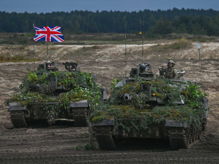 Phiên bản Challenger 2 do công ty Vickers Defense Systems (nay là BAE Systems) phát triển và được giới thiệu lần đầu vào năm 1998. Các phiên bản đầu tiên là Challenger-1, được cho là xe tăng có tầm bắn xa nhất trong lịch sử. Trong cuộc xâm lược Iraq, xe tăng Challenger-1 của Anh đã tiêu diệt một xe tăng Iraq ở khoảng cách 5 km.