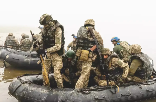 Theo nhiều nguồn thông tin khác nhau của cả Nga và Ukraine cho biết, các nhóm cơ động của Nga, với sự hỗ trợ của không quân và pháo binh, đang liên tục tấn công dọc theo con đường ven sông Dnieper từ O Meatki - Novaya Kakhovka và từ Trại Cossack và Korsunka, ngăn cản quân Ukraine mở rộng đầu cầu, chủ yếu hướng về đường T-22−06 và khu rừng phía trước.
