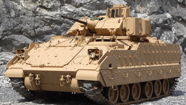 Về khả năng việt dã, M2A2 Bradley có thể leo dốc 60% và xuống dốc trượt là 40%; có khả năng vượt qua hào rộng đến 2,5 m, vượt vách hụt 0,9 m. Trong những năm qua, M2 Bradley đã nhiều lần nâng cấp cho phù hợp với hoàn cảnh chiến trường cũng như các đơn đặt hàng nước ngoài.