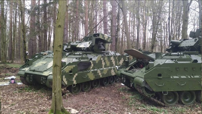 Sau đó vài ngày, đã xuất hiện trên web (trên trang Twitter Ukraine Weapons Tracker) những bức ảnh chụp những chiếc M2A2 Bradley do Mỹ cung cấp cho Quân đội Ukraine, đã được lại bằng màu sơn ngụy trang lá cây, giống với các phương tiện bọc thép khác của Quân đội Ukraine.