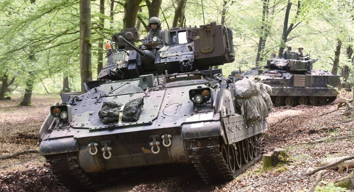 Vào đầu tháng 2 năm nay, các nguồn tin phương Tây cho biết, 60 chiếc M2A2 Bradley đã cập cảng Bremerhaven, trên bờ Biển Bắc của Đức. Lô xe này là một phần của khoản viện trợ quân sự trị giá 2,8 tỷ USD từ Mỹ. Con tàu chở 60 chiếc Bradley rời Nam Carolina của Mỹ vào ngày 27/1, đến Đức ngày 9/2, tức là phải mất 14 ngày xe mới tới châu Âu.