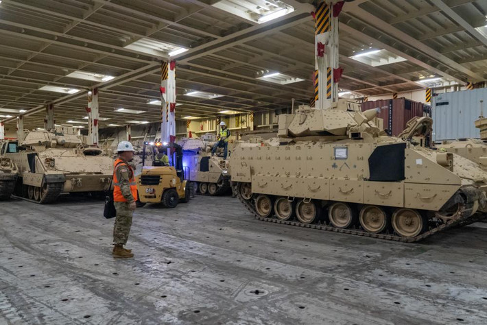 Theo thông tin, những chiếc M2A2 Bradley mà Mỹ viện trợ cho Ukraine, trước khi đưa vào chiến trường đều được kiểm tra kỹ thuật tại trung tâm bảo dưỡng, sửa chữa các phương tiện vũ khí kiểu NATO vừa mới xây dựng ở Ba Lan và việc chuyển màu sơn ngụy trang cũng được thực hiện tại đây.