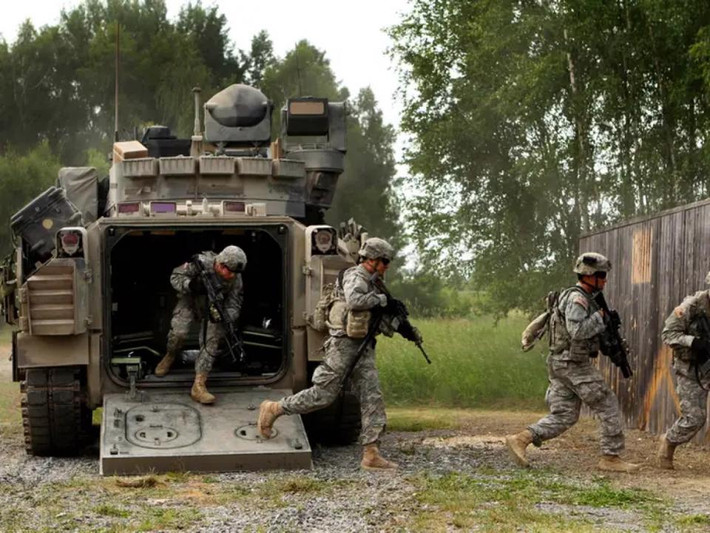 M2A2 Bradley ODS-SA có kíp lái 3 người (trưởng xe, lái xe, pháo thủ) và có thể chở thêm 7 lính với đầy đủ trang bị chiến đấu. Xe được trang bị động cơ 600 mã lực và trọng lượng chiến đấu của xe là 34.250 kg. Tốc độ tối đa của xe là 61 km/h; dự trữ hành trình 402 km.
