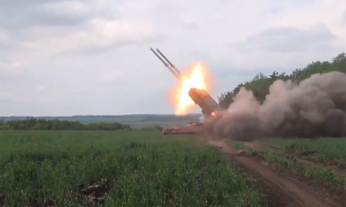Do vị trí đứng chân của Quân đội Ukraine tại Klishchiivka là tạm thời, nên khi hỏa lực pháo binh Nga ập đến đã tạo thành thế áp đảo. Một số nhà phân tích cho rằng, quân đội Nga có thể đã thực hiện một cuộc “rút lui chiến thuật” trước đó và sau khi đưa quân Ukraine vào vị trí đã “tung đòn” tàn khốc.