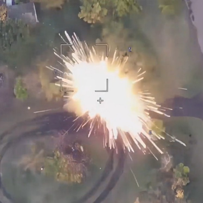 UAV tự sát Lancet của Nga, do công ty Zara (công ty con của Kalashnikov) sản xuất; là một loại tên lửa hạng nhẹ với đầu đạn nặng 1kg và 3kg; thời gian bay trên không 40 phút. Đây là sự phát triển tiếp theo của đạn bay lảng vảng KYB Kub (Kube), một thiết kế cánh bay đã được thử nghiệm chiến đấu ở Syria vào năm 2019. (Ảnh minh họa: BQP Nga)
