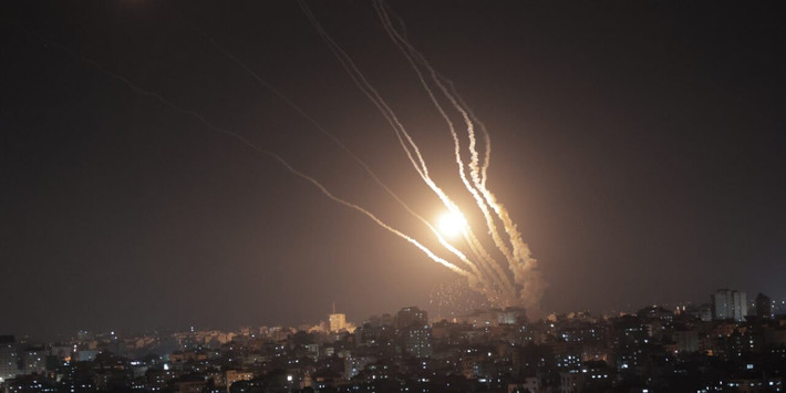 Israel là quốc gia luôn tự hảo có chiến lược phòng thủ toàn diện, nhưng đã phải chịu thương vong nặng nề. Tờ Reuters cho biết, có vẻ như lực lượng vũ trang Hamas hành động bất ngờ, nhưng thực chất là do các quan chức cấp cao của Israel bất cẩn hoặc đánh giá thấp đối phương.