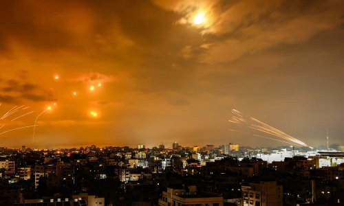 Tờ New York Times dẫn lời một quan chức Israel cho rằng, Israel "không nắm được tình hình" từ trước, nên không đưa ra biện pháp ứng phó kịp thời; thậm chí sau đó còn phản ứng chậm hơn và không ngăn chặn được tổn thất kịp thời.