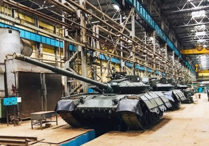 Việc sản xuất mới là sự phục hồi quá trình sản xuất hàng loạt xe tăng T-80. Trên thực tế, toàn bộ cơ sở sản xuất xe tăng Omsk chưa bao giờ ngừng hoạt động; nhưng cho đến thời điểm này, nó chủ yếu tham gia vào công việc sửa chữa những chiếc xe tăng T-80 bị hư hỏng.