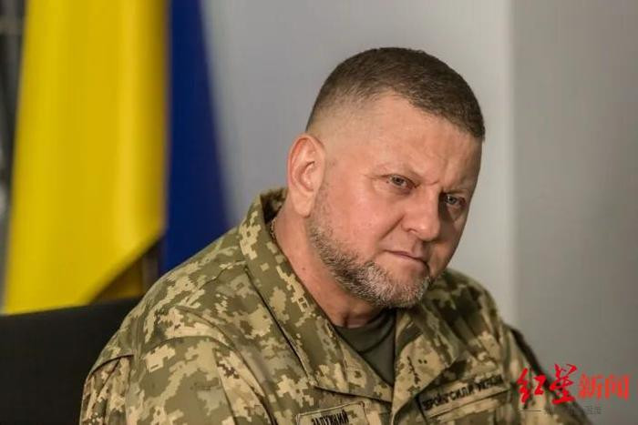 Tổng tư lệnh quân đội Ukraine Zaluzhny cho biết trong cuộc phỏng vấn mới nhất vào ngày 15/7 rằng, các xe tăng phương Tây mới đến Ukraine có điểm yếu là chúng không thể một mình xuyên thủng hệ thống phòng thủ của Nga, được hỗ trợ bởi mìn chống tăng. Khi bị ùn tắc trước cửa mở vì mìn, những chiếc xe này biến thành mục tiêu bắn tập của quân Nga. Ảnh: Sina.
