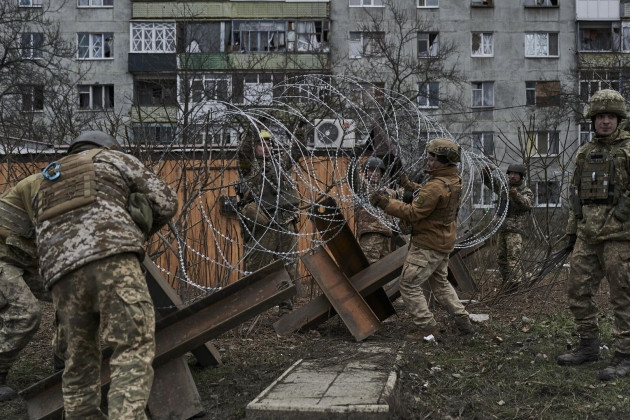 Sau khi để mất Soledar, cửa ngõ quan trọng vào Bakhmut, Quân đội Ukraine càng trở nên bị động ở Bakhmut. Đường tiếp tế của Quân đội Ukraine đã bị Quân đội Nga cắt đứt, việc thiếu đạn dược, vũ khí và quân số đã khiến Quân đội Ukraine gặp khó khăn nghiêm trọng.