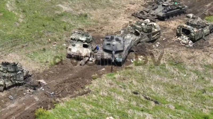 Tuy nhiên, sau khi được đưa vào thực chiến hơn 1 tháng, Leopard 2 đã không mang lại hiệu quả như mong đợi của quân đội Ukraine. Bộ Quốc phòng Nga trong thông báo nêu rõ, quân đội Nga đã phá hủy nhiều xe tăng Leopard 2 trong các trận chiến ở vùng Donbass. Đồng thời, một số video và hình ảnh xe tăng Leopard 2, bị tên lửa Nga thiêu cháy đen đã được lan truyền trên Internet. Ảnh: DV.