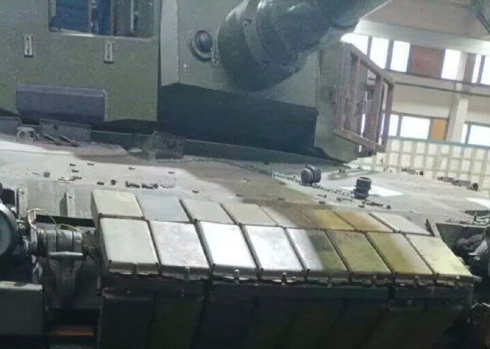 Dưới sự "chăm sóc kỹ càng" của quân đội Nga, Leopard 2 của Ukraine còn chưa kịp khai hỏa viên đạn nào vào quân Nga, nhưng đã bị bắn cháy hàng loạt. Để có thể chống lại làn sóng tấn công của tên lửa Nga, quân đội Ukraine đã bắt đầu thực hiện những nâng cấp nhanh đối với Leopard 2, bằng cách bổ sung thêm lớp giáp phản ứng nổ (ERA). Ảnh: Vicker.