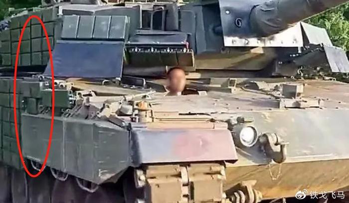 Một bức ảnh lan truyền trên mạng cách đây vài ngày cho thấy, một chiếc Leopard 2 bị quân đội Nga hạ gục được bao phủ dày đặc bởi những mảnh kim loại nhỏ, những mảnh kim loại nhỏ này chính là lớp giáp phản ứng nổ. Ảnh: QQ.
