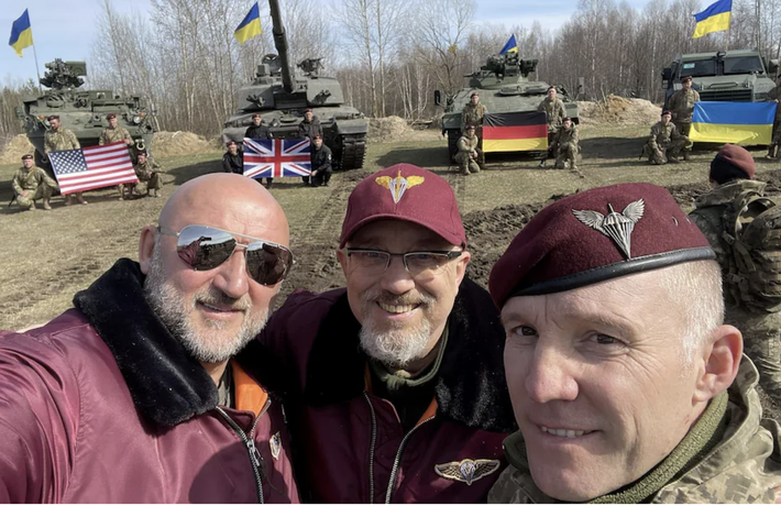 Theo tờ Sina của Trung Quốc, Tổng thống Ukraine Zelensky ban đầu hy vọng rằng, việc bổ sung các xe tăng chiến đấu chủ lực tiên tiến của phương Tây như Leopard 2 sẽ giáng một đòn nặng nề vào quân đội Nga và tăng tốc độ phản công của quân đội Ukraine; thậm chí thay đổi cục diện chiến trường. Ảnh: Pinterest.