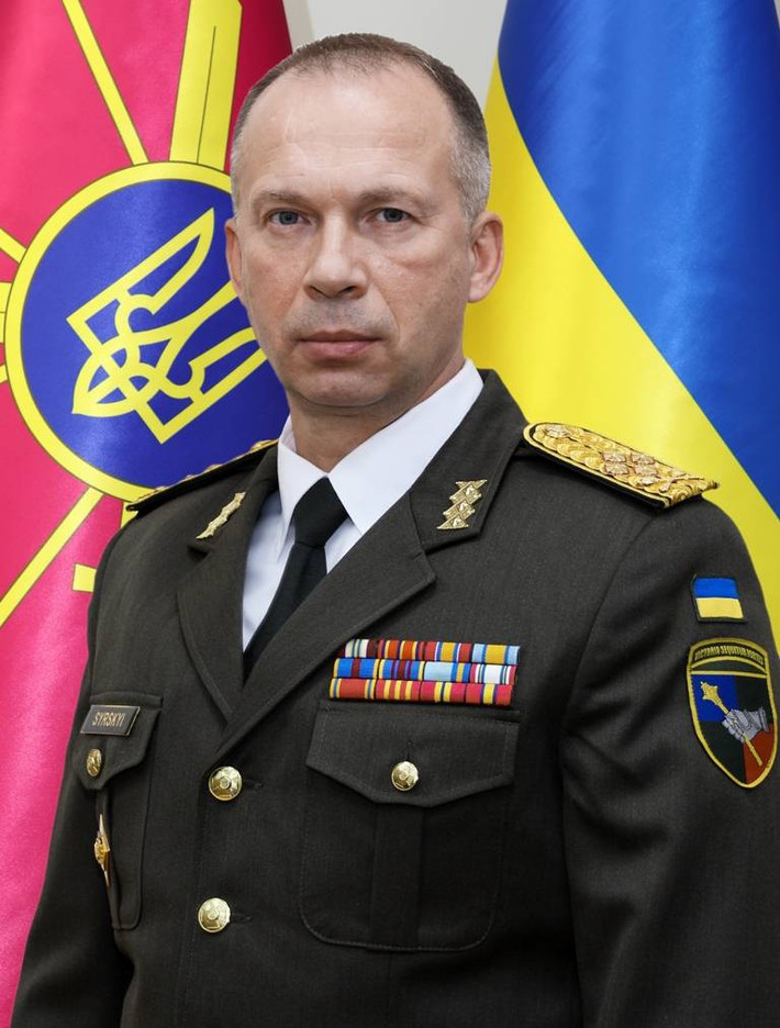 Trong khi đó, Tư lệnh lực lượng Lục quân Ukraine, Đại tá Syrsky, đã gọi Bakhmut là "pháo đài bất khả xâm phạm". Theo ông, các điều kiện tự nhiên và nhân tạo, đã giúp quân đội Ukraine phòng ngự thành công trước sự tấn công “vũ bão” của quân Nga.