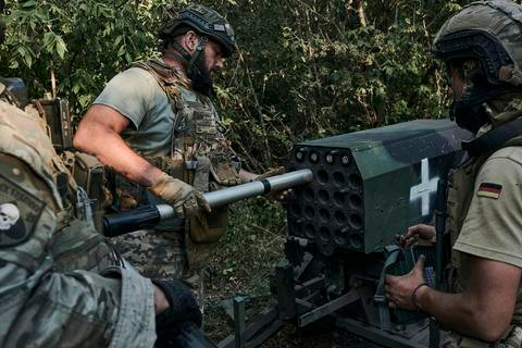 Một điều thuận lợi với Ukraine là tình hình cung ứng hậu cần của quân đội Ukraine không ngừng được cải thiện, năng lực sản xuất của các ngành công nghiệp quân sự phương Tây tiếp tục tăng và NATO tiếp tục giúp quân đội Ukraine huấn luyện các đơn vị mới.