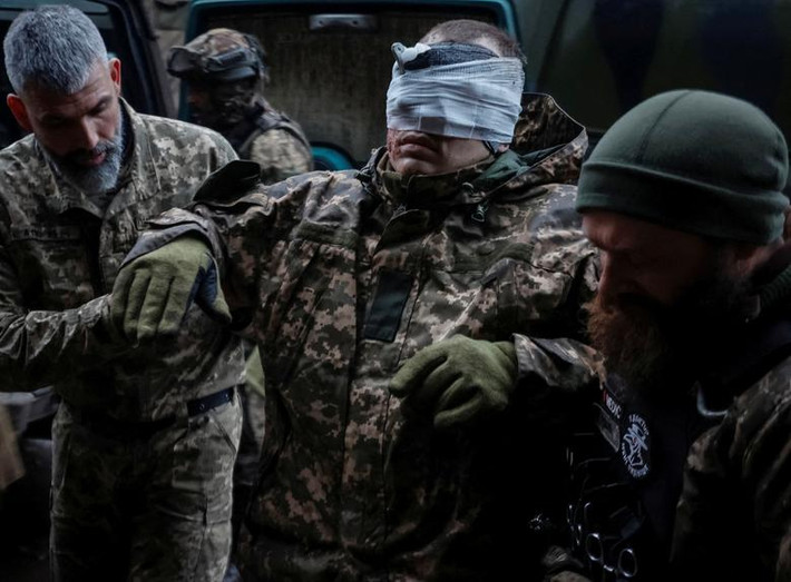 Một người lính Ukraine chiến đấu ở Bakhmut đã viết một bài đăng trên mạng xã hội: “Địa ngục hiện đang ở Bakhmut, toàn bộ các tuyến đường tiếp tế đến Bakhmut và các vùng lân cận đã bị quân Nga phong tỏa với các mức độ khác nhau. Các cuộc tấn công của lính Wagner ngày càng dồn dập, có những trận đánh ác liệt từng ngõ, từng nhà...,”.