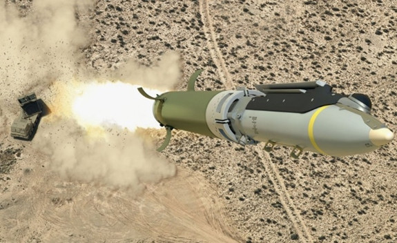 Bom JDAM-ER là vũ khí dẫn đường được chính phủ Mỹ quyết định cung cấp cho Ukraine trong nửa đầu năm nay. Có hai loại, một loại có thể được phóng bằng các bệ phóng tên lửa cơ động cao HIMARS hoặc M-270 do Mỹ sản xuất (hiện đã viện trợ Ukraine); có tầm bắn tối đa khoảng 150 km.