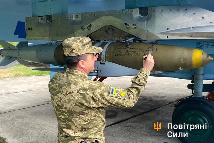 Loại bom JDAM thứ hai là loại thả từ máy bay chiến đấu. Hiện Không quân Ukraine dưới sự giúp đỡ của phương Tây, đã cải tiến hành công một số MiG-29 và Su-27 có thể thả loại bom JDAM-ER; với tầm bay tối đa là 72 km. Về mặt lý thuyết, là đủ để tránh tầm bắn hiệu quả của hầu hết các tên lửa phòng không dã chiến của Nga.