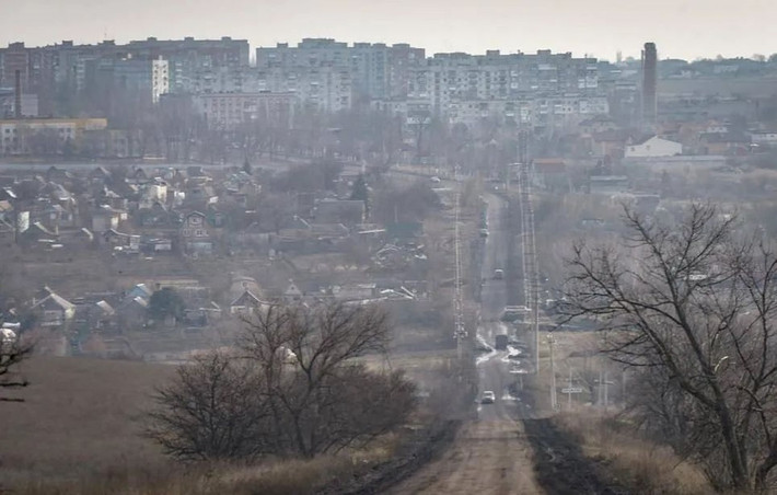 Bất chấp những tuyên bố của Quân đội Ukraine rằng, tình hình ở Bakhmut “đang được kiểm soát”, thì các chuyên gia phương Tây lại cho rằng, thòng lọng ở Bakhmut gần như đã được thắt chặt hoàn toàn. Mọi hành động phản công của của Quân đội Ukraine ở Bakhmut đều hoàn toàn vô ích; thành phố sẽ bị bao vây trong vòng vài tuần hoặc thậm chí vài ngày tới.
