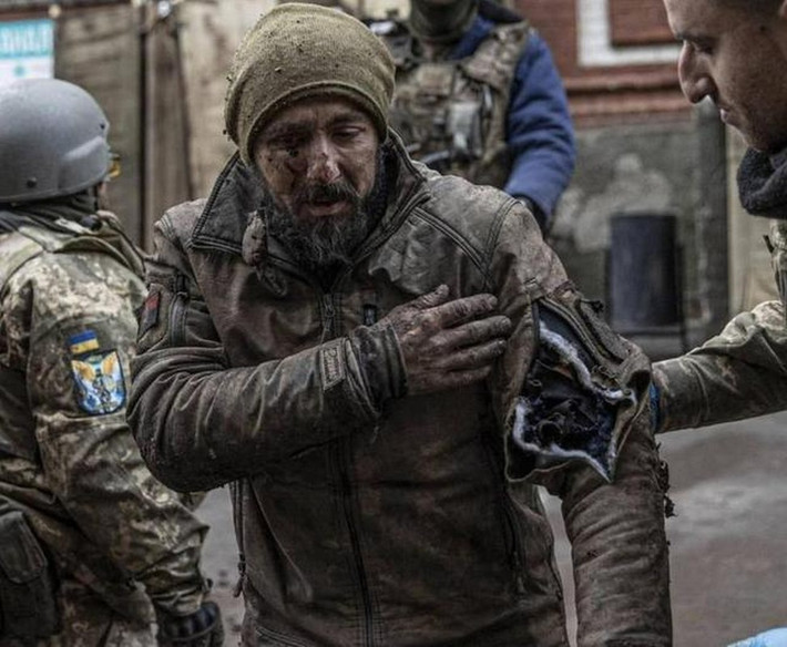 Offenbecker, người đang chiến đấu trong “Quân đoàn Quốc tế” bao gồm các binh sĩ nước ngoài của Ukraine, đã nói với hãng tin ABC News rằng, Bakhmut được gọi là "máy xay thịt" vì những cảnh rùng rợn và mô tả các cuộc giao tranh ở đây là "hỗn loạn".