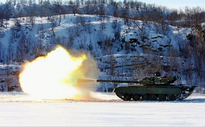 Xe tăng T-80 đã đi vào hoạt động được 50 năm kể từ khi được trang bị cho quân đội Liên Xô vào năm 1976. Sau hàng loạt lần hiện đại hóa, nó vẫn hữu dụng như ngày nào, đó là độ tin cậy và hiệu quả.