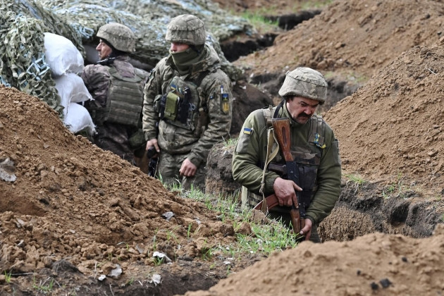 Dựa trên bộ chiến lược này, quân đội Ukraine đã triển khai bốn đơn vị tấn công cấp lữ đoàn do Bộ Nội vụ tổ chức, bao gồm Lữ đoàn chiến đấu số 1, 14, 15 và Lữ đoàn cảnh sát vũ trang. Địa điểm tập kết của các lữ đoàn này ở phía bắc của các làng Vasioukivka và Makolevka, cách Soledar chưa đầy 8 km.
