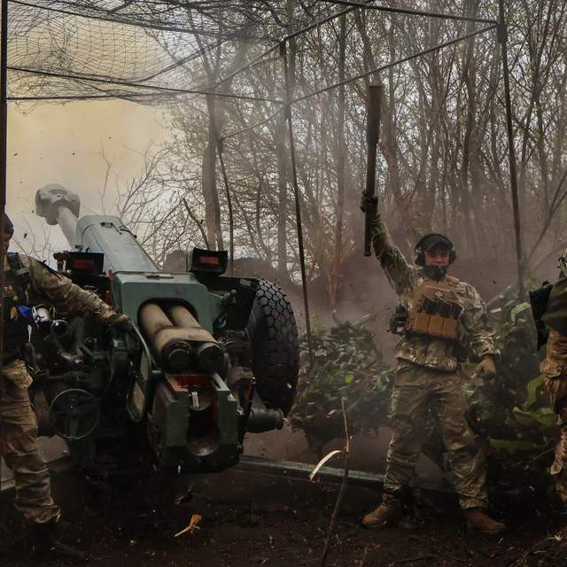 Ngoài ra, ở ngoại ô Bakhmut, quân đội Ukraine đã triển khai 5 lữ đoàn pháo binh ở Kramatorsk, Slavyansk, và Druszkovka thuộc phía tây Bakhmut, tập trung hơn một nửa trang bị pháo binh của quân đội Ukraine. Do đó, có nhiều dấu hiệu cho thấy, hướng phản công của quân đội Ukraine chính là "Máy xay thịt Bakhmut".