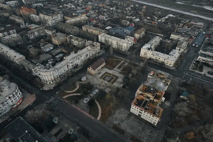 Do đó, trọng điểm tấn công của quân đội Ukraine rất có thể là Donetsk và Zaporozhye. Bakhmut thuộc vùng Donetsk hiện đang bị Nga và Ukraine tranh chấp gay gắt, một số nhà phân tích cho rằng, quân đội Nga và lính đánh thuê Wagner đã chiến đấu ở khu vực Bakhmut được 5 tháng và hiện Quân đội Ukraine đã khá kiệt quệ.