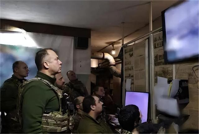 Các chuyên gia quân sự cho rằng, quân đội Ukraine khó có thể mở cuộc phản công từ Lugansk và Kherson, bởi vì phía bắc của tỉnh Lugansk giáp Nga, quân đội Nga ở những nơi khác có thể tiến xuống phía nam bất cứ lúc nào để cắt đứt đường tiếp tế của quân đội Ukraine và bao vây họ.