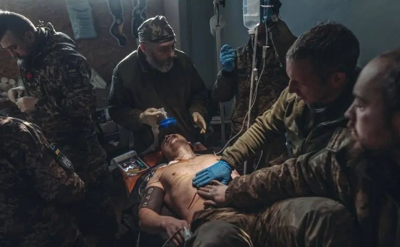 Sau nhiều tháng không có tiến triển, sĩ khí quân đội Ukraine trên chiến trường sa sút; trong những tháng gần đây, quân đội Ukraine đạt được rất ít tiến bộ. Trên mặt trận dài hàng nghìn km từ Crimea-Zaporizhia, hầu hết các khu vực đều ở trong tình trạng phòng thủ bị động, tinh thần của bộ đội tiền tuyến tương đối thấp.