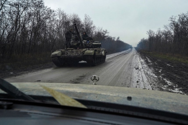 Chiến trường Donetsk phần lớn địa hình rất bằng phẳng và là đất nông nghiệp. Chỉ có hai loại địa điểm thực sự có thể phòng ngự, một là khu đô thị lớn, khu nhà xưởng; hai là những ngọn đồi cao hơn một chút (với độ cao 100-200 mét) so với xung quanh.