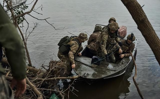 Các nhà phân tích quân sự Ukraine, trích dẫn các nguồn tin từ Bộ Tổng tham mưu Ukraine cho biết, “phía bắc làng Podstepnoe, có lẽ các đơn vị vượt sông của Ukraine tiếp tục kiểm soát khu vực này cũng như một đoạn đường ven sông phía bắc, mặc dù quân Nga liên tục tấn công vào làng”.