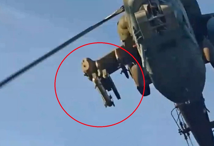 Còn một video thứ hai quay cảnh trực thăng vũ trang MI-28NM, thực hiện cuộc tấn công chính xác vào một căn nhà, trong đó có 6 lính Ukraina trú ẩn bằng tên lửa dẫn đường đa năng hạng nhẹ (LMUR) Izdeliye 305.
