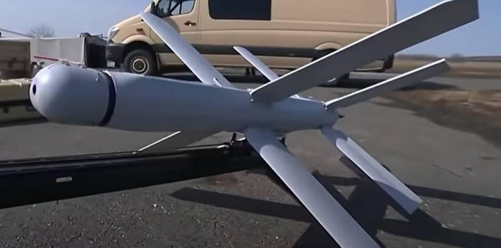 UAV tự sát Lancet của Nga có các thông số phổ biến đối với thiết kế của một UAV tự sát chiến thuật điển hình. Theo những thông tin công khai, sải cánh của Lancet không dài, chỉ một mét. Đầu đạn, hay chính xác hơn là trọng tải mà Lancet mang theo lên tới 3 kg và trọng lượng cùng với trọng tải chỉ là 12 kg.