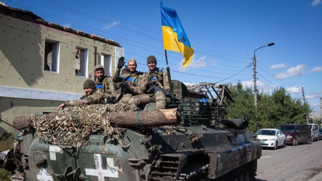Hãng tin Pháp AFP dẫn lời ông Sergey Cherevat cho biết, quân đội Ukraine đã rút lui “dọc theo vùng ngoại ô” sau nhiều tuần giao tranh ác liệt ở thị trấn Soledar; “một số đơn vị vẫn đang chốt giữ các vùng rìa của thị trấn, trong khi một số đơn vị khác đang thiết lập các tuyến phòng thủ và củng cố các vị trí mới”.