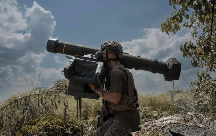 Trang “Quan sát quân sự” của Mỹ cho rằng, tỷ lệ trúng đích của tên lửa chống tăng Javelin do Mỹ sản xuất và máy bay không người lái tự sát (FPV) của quân đội Ukraine, dùng để tấn công xe tăng Nga đang giảm nhanh chóng. Một khi tên lửa và FPV tiếp cận xe tăng Nga, chúng sẽ bị gây nhiễu điện tử mạnh.