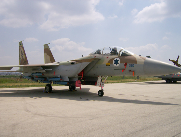 Nhiều khả năng, Không quân Israel sẽ phải tiến hành tiếp nhiên liệu trên không cho những chiếc F-15EX thuộc phiên bản cuối cùng mà Israel được trang bị. Để có thể bay sang lãnh thổ Iran và quay về, F-15EX phải mang theo 7,5 tấn nhiên liệu, còn lại đúng 14 tấn cho vũ khí.