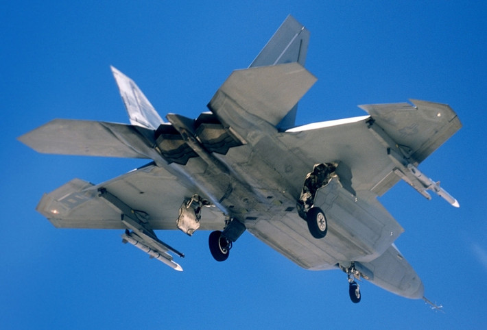 Ngoài ra, tiêm kích F-22 còn có 4 giá treo bên ngoài, hai giá treo dưới mỗi cánh, có thể mang thùng nhiên liệu phụ, bom JDAM và tên lửa không đối không. Mỗi giá treo có thể mang tải trọng 2.270 kg hoặc bình nhiên liệu phụ 2.700 lít.