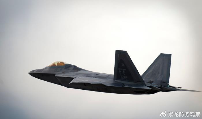 Máy bay chiến đấu F-22 Raptor là máy bay chiến đấu tàng hình chiến thuật một chỗ ngồi, hai động cơ, hoạt động trong mọi thời tiết; được hãng Lockheed Martin phát triển đặc biệt cho Không quân Mỹ. Đây cũng là máy bay chiến đấu thế hệ thứ năm đầu tiên trên thế giới được đưa vào sử dụng.