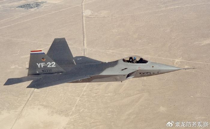 Máy bay chiến đấu F-22 được phát triển vào đầu những năm 1980, nằm trong chương trình “Máy bay chiến đấu chiến thuật tiên tiến”; được thiết kế để chống lại các máy bay chiến đấu thế hệ thứ 4 hiệu suất cao và các hệ thống tên lửa phòng không mặt đất mới nhất của Liên Xô khi đó.